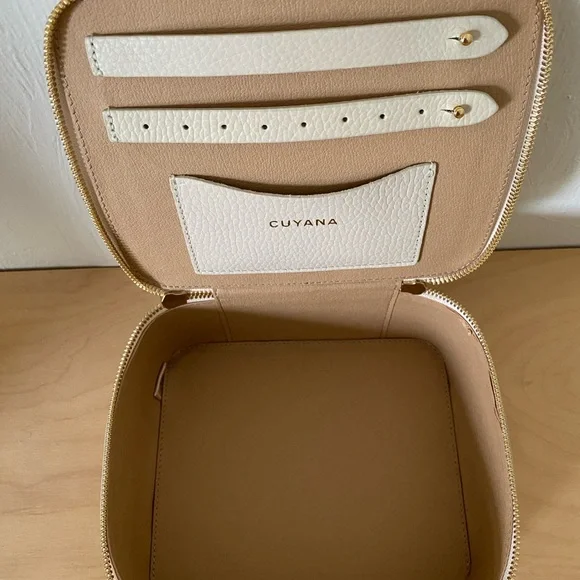 Cuyana Jewelry Case - Picture 8 of 8